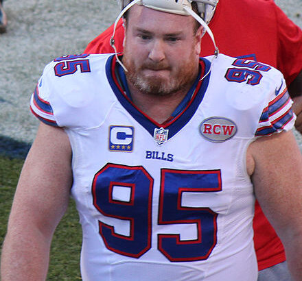 Portrait des Footballspielers Kyle Williams in weißer Buffalo Bills Uniform mit hochgezogenem Helm.