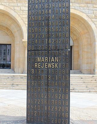 Denkmal für die polnische Enigma-Entzifferer. Frontseite: Zahlen und der Name eines der drei.