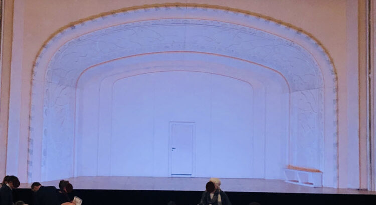 Bühnenbild von Rusalka. Es stellt einfach eine Verlängerung des Zuschauerraums dar, eine weiße Wand mit Stuck.