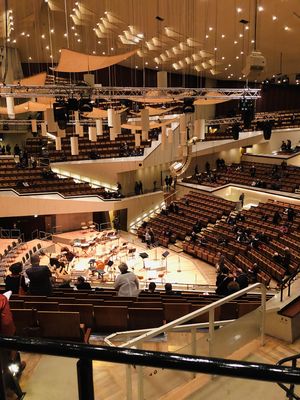 Blick von Block G in das innere der Berliner Philharmonie. Gut zu erkennen, das Weinbergprinzip aus steil ansteigendem Zuschauerraum, der um die Bühne herum liegt,