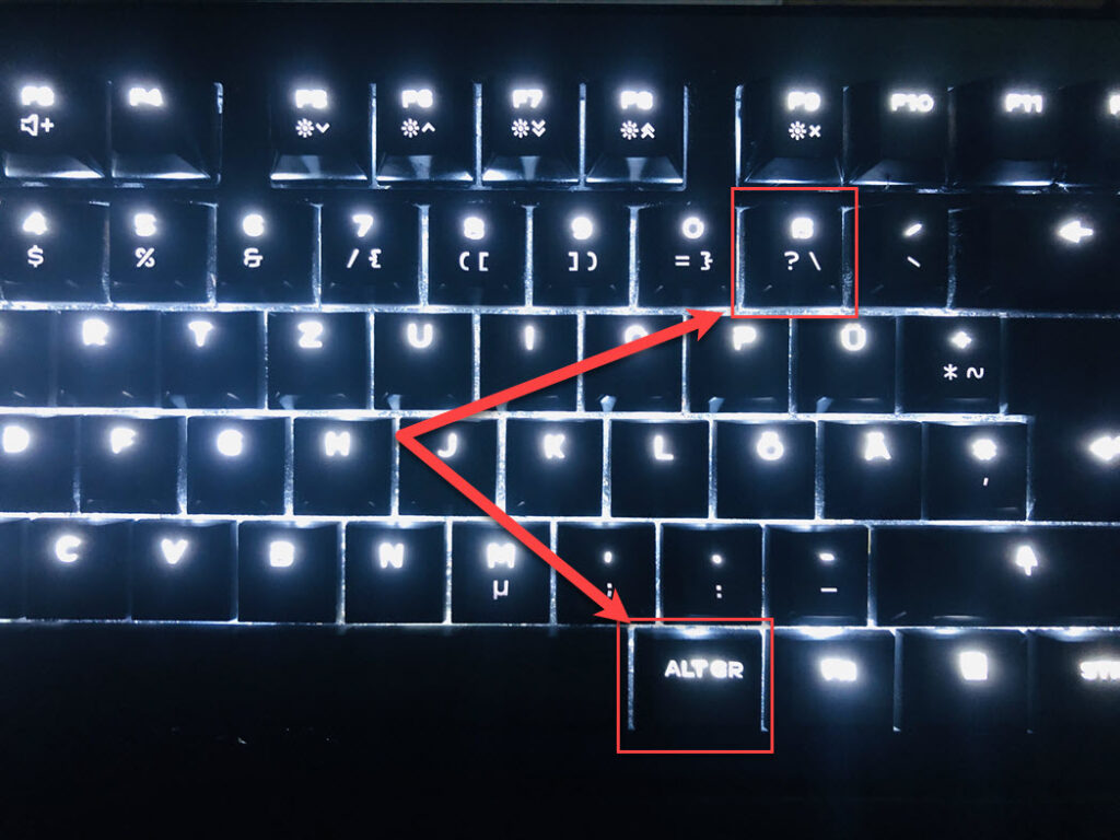 Beleuchtetes Keyboard, mit Kennzeichnung welche Tasten für den Backslash zu drücken sind.