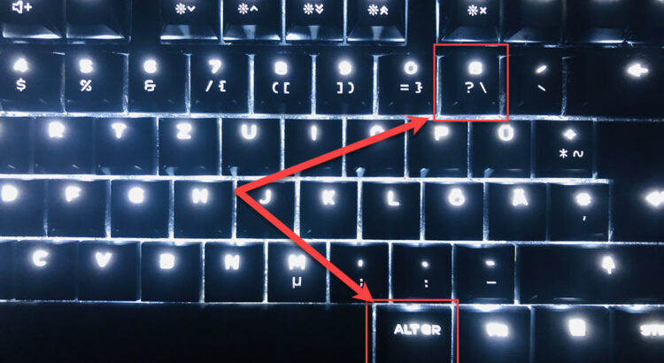 Beleuchtetes Keyboard, mit Kennzeichnung welche Tasten für den Backslash zu drücken sind.