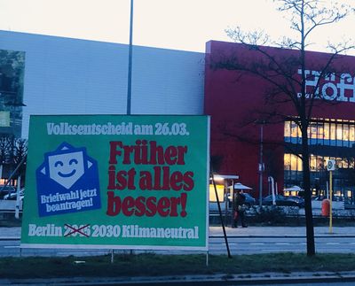 Klima-Volksentscheid-Wahlplakat. Im Hintergrund ein halbes Höffner-Möbelhaus.