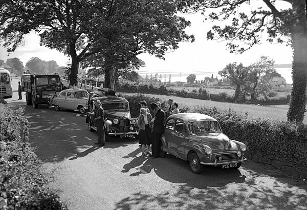 Schwarz-Weiß Bild von 1959. Mehrere Autos stehen nach einem Unfall auf einer Landstraße.