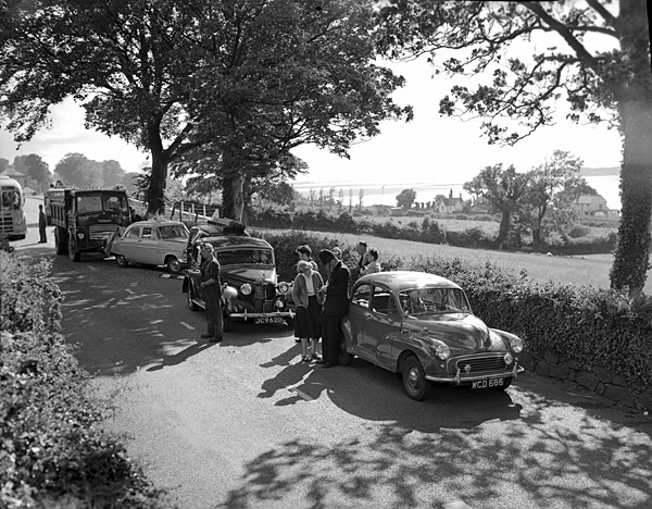 Schwarz-Weiß Bild von 1959. Mehrere Autos stehen nach einem Unfall auf einer Landstraße.