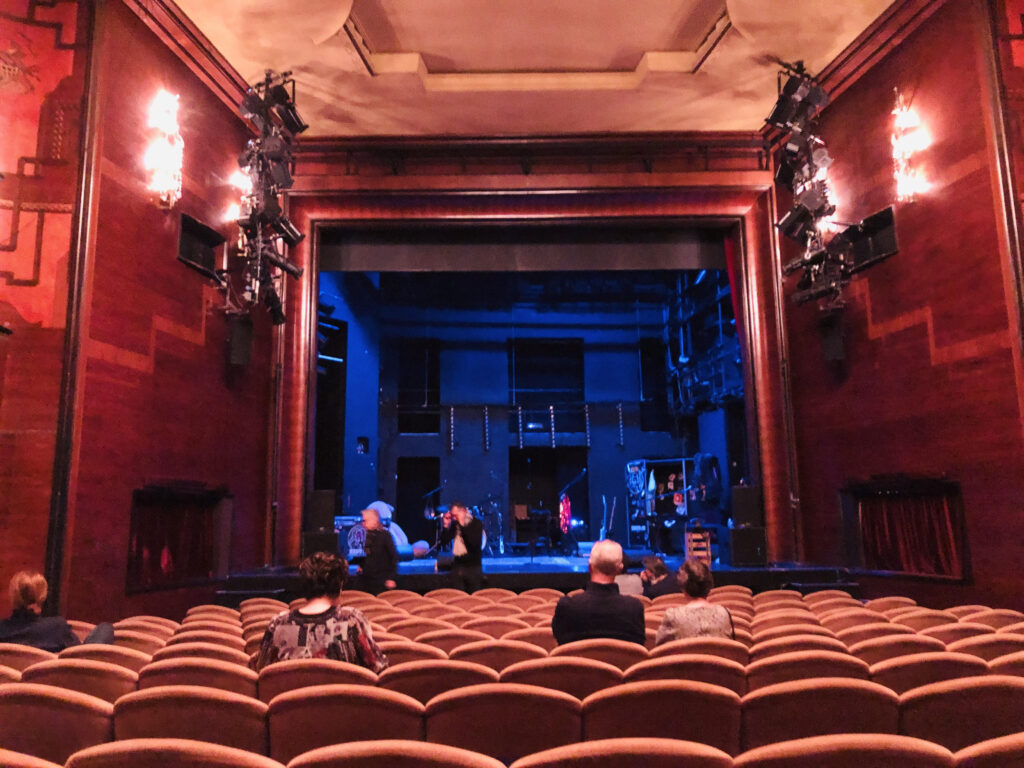 Fast leere Zuschauerraum und Bühne des Rennaissance-Theaters