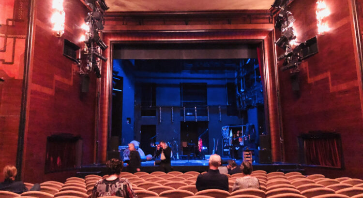 Fast leere Zuschauerraum und Bühne des Rennaissance-Theaters