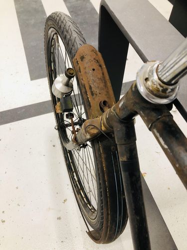 Aufnahme von stark verrostetem Fahrradschutzblech und -gabel.