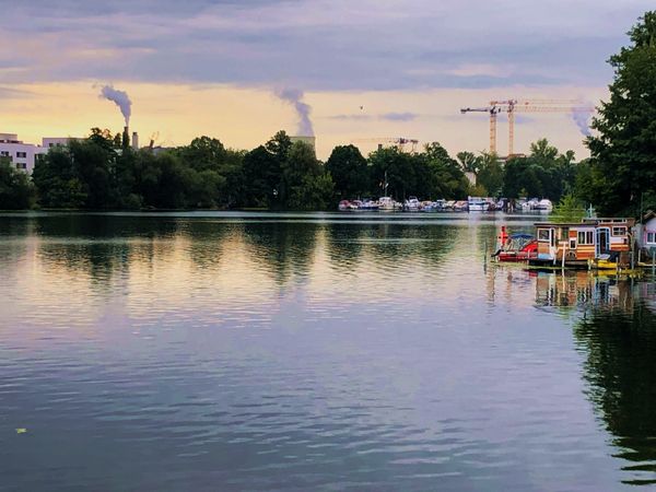 Blick über die Havel. Segelboote, im Hintergrund der Schornstein des Kraftwerks Reuter