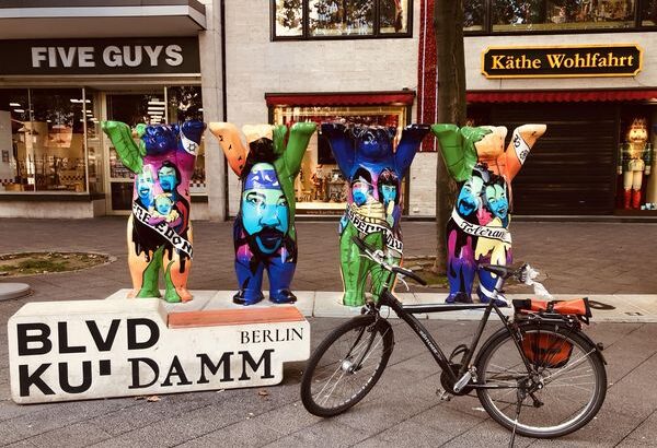 Fahrrad vor Schuld "Blvd KU'damm" und Buddy Bears. Im Hintergrund ein Käthe-Wolffahrt-Geschäft.