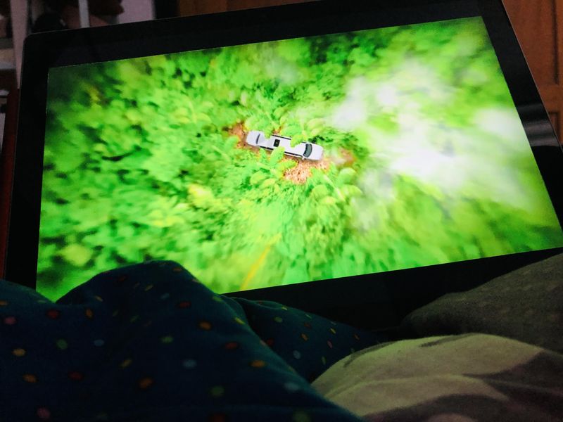 Tablet auf Bett mit laufendem Dschungelcamp