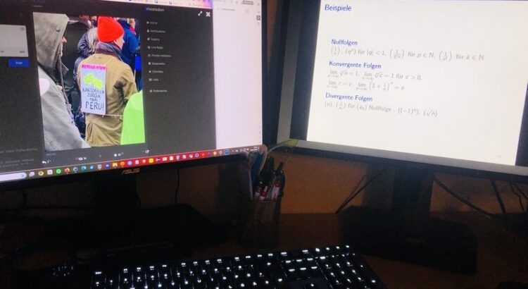 Foto von Rechner mit zwei Monitoren, Mathe und Mastodon.