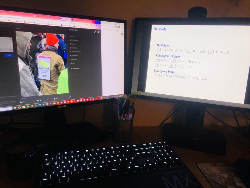 Foto von Rechner mit zwei Monitoren, Mathe und Mastodon.