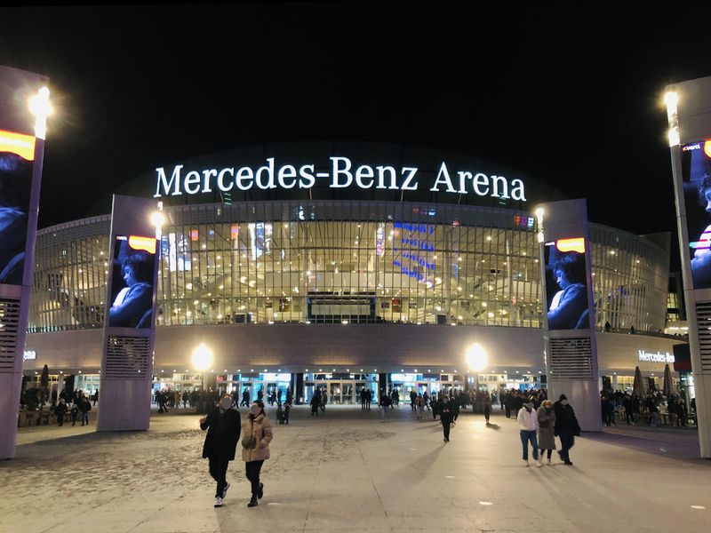 Blick auf die Mercedes-Benz-Arena von Mercedes-Benz-Platz aus