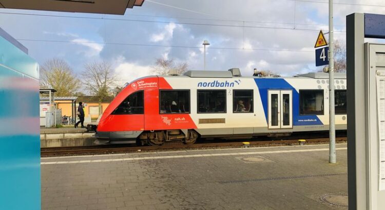 Regionalbahn nach Neumünster/Büsum im Bahnhof Heide