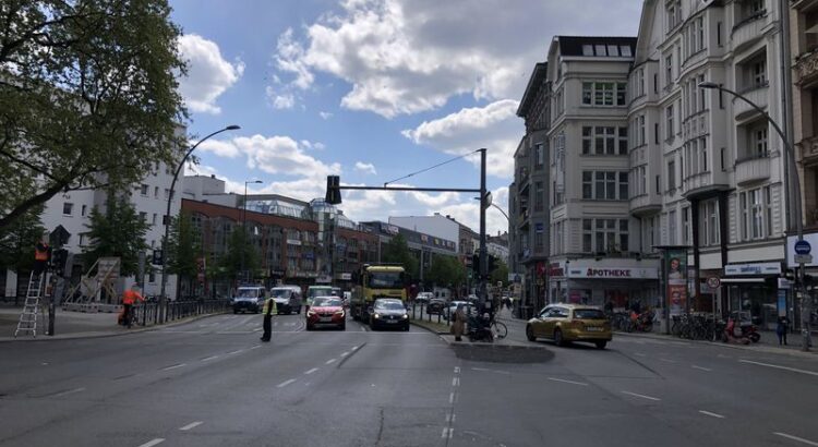 Blick auf den Richard-von-Weizsäcker-Platz. Polizei und Ampelreparateure im Einsatz.