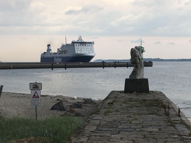 Fracht/Fährschiff Finnlady fährt im Hafen Travemünde ein.