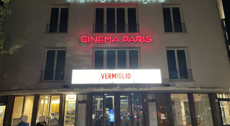 Abend/nächtliche Frontansicht des Maison de France. "Maison de France" und "CInema Paris" auf der Fassade in klassischen Neonbuchstaben, unten im klassischen Kinowechselbuchstabenformat angekündigt "Vermiglio"