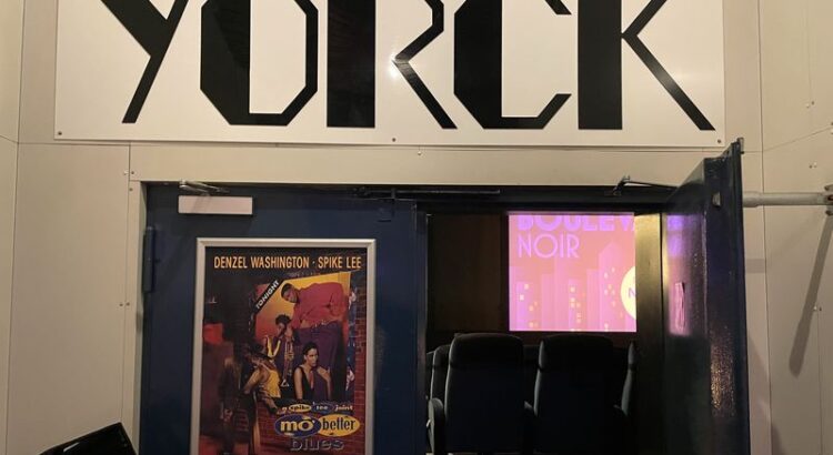 Eingang zum großen Saal des Yorck Kinos, an der Tür ein Plakat von Mo Better Blues