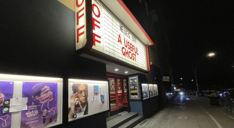 Neues Off Kino von außen. Nachts, Schaukästen und Ankündigungstafel über dem Eingang erleuchtet mit "A Useful Ghost"