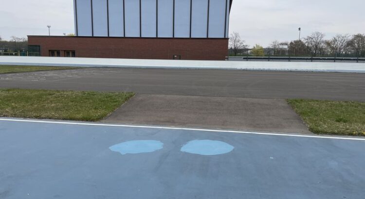 Sportforum Hohenschönhausen - Wellblechpalast in graublau davor die Rollerbahn in graublau