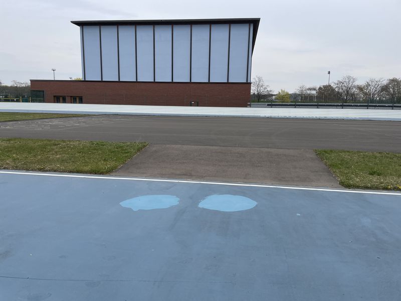 Sportforum Hohenschönhausen - Wellblechpalast in graublau davor die Rollerbahn in graublau
