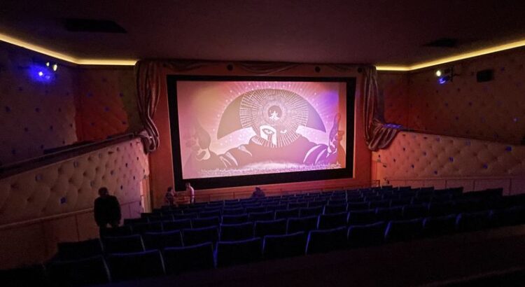 Blick in den Saal 2 des FaF mit Zauberflöten-Deko auf dem Screen