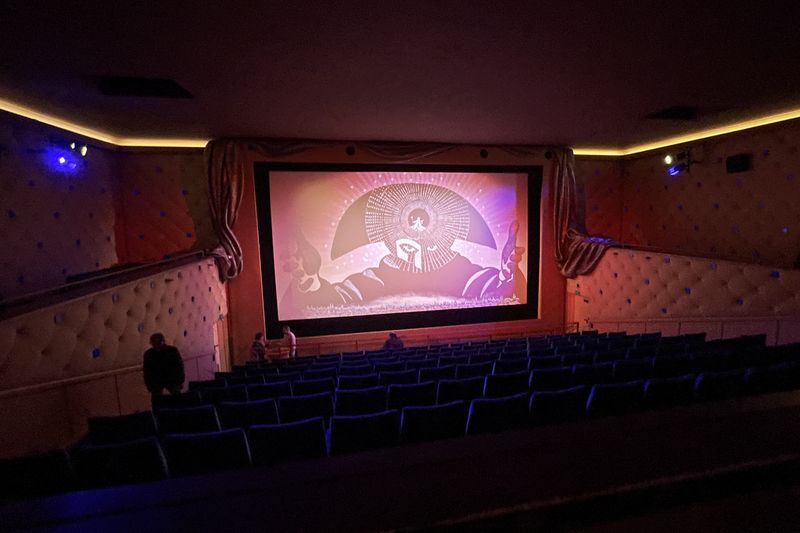 Blick in den Saal 2 des FaF mit Zauberflöten-Deko auf dem Screen