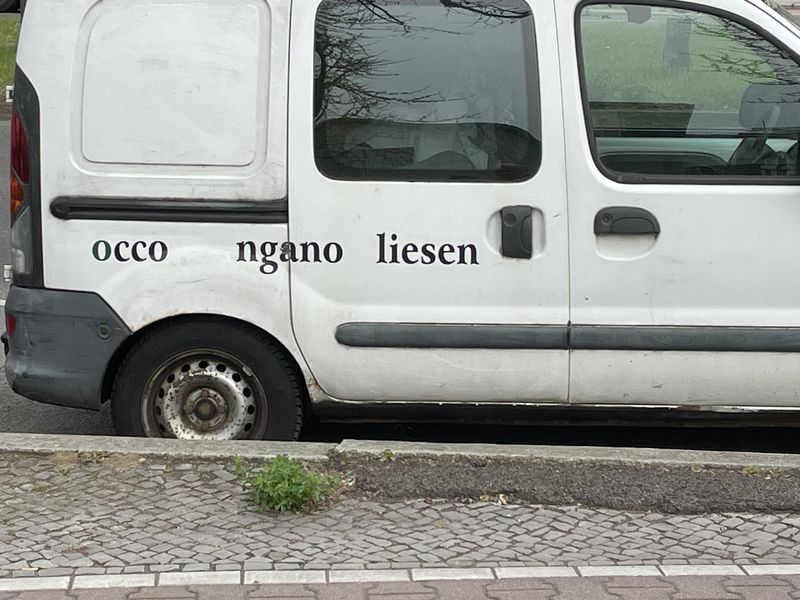 Weiss alter Kastenwagen mit Aufschrift "occo   ngano  liesen"