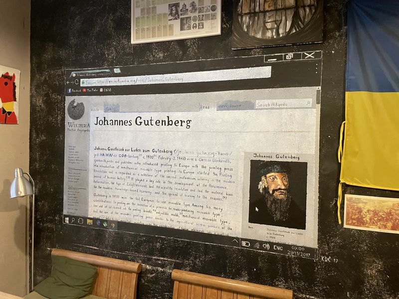 Wandbemaling: der Beginn des litauiscen Johannes-Gutenberg-Wikipedia-Artiels im Wikipedia-Design.