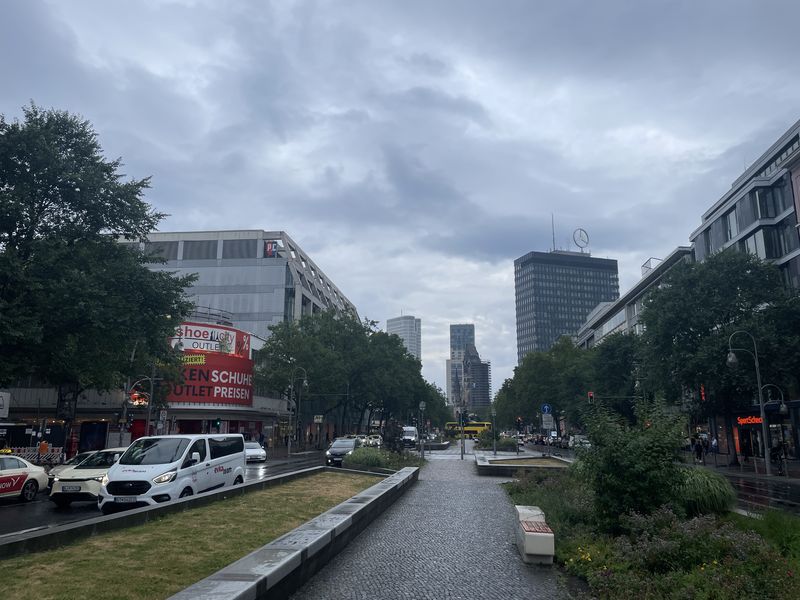 Verregneter Blick den Tauentzien hinunter Richtung Europacenter, Kaiser-Wilhelm-Gedächtniskirche, Shoe City Outlet und Hochhäuser am Zoo. 